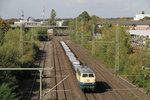 Am 26. September 2016 bespannte 215 802 den Aluzug von Spellen nach Koblenz-Lützel.
Aufgenommen von der Fußgängerbrücke über den Bahnhof Ratingen West.