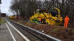 Am 11.02.2019 war ein Bauzug der Firma BUG am Industriegleis neben dem S-Bahnhof Karl-Bonhoeffer-Nervenklinik zu Gange. Im Vordergrund ist das  Schwere Nebenfahrzeug  mit der Nummer 97 16 40 052 18-1 zu sehen. Im Hintergrund stopft das  Schwere Nebenfahrzeug  mit der Nummer D-BUG 99 80 9123 005-7 den Schotter. Bei der Streckensanierung wurden die Holzschwellen ausgetauscht. Es ist das letzte noch im Betrieb befindliche Industriegleis in Berlin-Reinickendorf.