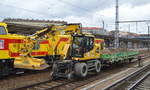 Ein LIEBHERR 922 rail Zweiqwegebagger mit Flachwagen (47 80 3360 041-7 D-BUG) der Fa.BUG Verkehrsbau AG mit Altschotter beladen am 15.03.19 Durchfahrt Bf.