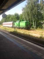 Bild mit Seltenheitswert!!! Die V 100-BUG-01 auf der Strecke der Kremmener Bahn fhrt mit Schrittgeschwindigkeit und einem CNL Schlafwagen im Schlepptau Richtung Berliner Innenring (Bornholmer Strae