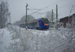 Der Cantus Flirt bei seiner Einfahrt in Richtung Eschwege Stadt sorgte am 21.12.2010 fr etwas Farbe im winterlichen wei.