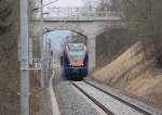 Der Cantus-Flirt 427 054 hat den Bahnhof Eschwege verlassen und hlt gleich am Haltepunkt Niederhone, von wo aus dieses Bild entstand, zur Weiterfahrt als R7 nach Gttingen.