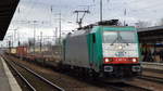 Die polnische ITL E 186 134 [NVR-Number: 91 51 6270 005-7 PL-ITL]  mit Containerzug Richtung Polen am 30.01.18 Bf. Flughafen Berlin-Schönefeld.