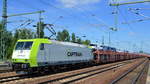 Captrain/ITL 185-Cl 007 (NVR-Number: 91 80 6185 507-1 D-ITL] und einem Transportzug mit fabrikneuen VW Nutzfahreugen aus polnischer Produktion am 12.06.18 Bf. Flughafen Berlin-Schönefeld.