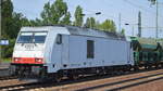 ITL - Eisenbahngesellschaft mbH mit  285 107-9  [NVR-Number: 92 80 1285 107-9 D-ITL] und einem Schüttgutwagenzug am 18.07.18 Bf. Flughafen Berlin-Schönefeld.