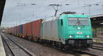 ITL - Eisenbahngesellschaft mbH, Dresden [D] mit  185 633-5  [NVR-Nummer: 91 80 6185 633-5 D-ITL] und Containerzug am 16.10.19 Durchfahrt Bahnhof Flughafen Berlin Schönefeld.