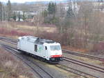 Die ITL 285 108-7 Traxx DE befährt am 22.12.2019 das Abstellgleis in Gera.