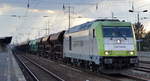 ITL - Eisenbahngesellschaft mbH, Dresden [D] mit  285 117-9  [NVR-Nummer: 92 88 0076 101-9 B-ITL] und Schüttgutzug am 04.03.20 Durchfahrt Bf.