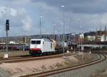 ITL 285 108-7 TRAXX DE (9280 1285 108-7 D-ITL) wartet am 16.4.2020 mit einem Kesselwagenzug auf die Weiterfahrt in Richtubg Süden.