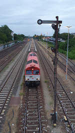 Zu später Stunde und zufällig: 266 107 der ITL - Eisenbahngesellschaft mbH  fährt mit Pfiff zum Erschrecken des Fotographen einen Ganzzug leerer Schüttgutwagen Richtung Westen.