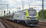 ITL mit ihrer Eurodual  159 104-9  (NVR:  90 80 2159 104-9 D-ITL ) und einem Ganzzug Schüttgutwagen mit Kies beladen am 20.08.20 Durchfahrt Bf. Flughafen Berlin Schönefeld.