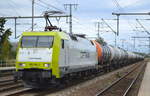 ITL - Eisenbahngesellschaft mbH, Dresden [D] mit  152 196-2  [NVR-Nummer: 91 80 6152 196-2 D-ITL] und Kesselwagenzug am 08.09.20 Durchfahrt Bf.