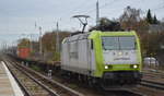 ITL - Eisenbahngesellschaft mbH, Dresden [D] mit  185 542-8  [NVR-Nummer: 91 80 6185 542-8 D-ITL] und einem schwach ausgelastetem Containerzug am 17.11.20 Bf.