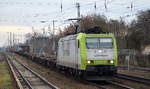 ITL - Eisenbahngesellschaft mbH, Dresden [D] mit  185 542-8  [NVR-Nummer: 91 80 6185 542-8 D-ITL] und schwach ausgelastetem Containerzug am 15.12.20 Berlin Hirschgarten.