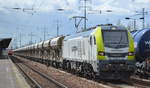 ITL - Eisenbahngesellschaft mbH, Dresden [D] mit  159 104-9  [NVR-Nummer: 90 80 2159 104-9 D-ITL] und Schüttgutwagenzug am 22.04.21 Durchfahrt Flughafen BER Terminal 5.