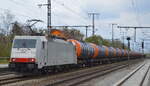 ITL - Eisenbahngesellschaft mbH, Dresden [D]  E 186 138  [NVR-Number: 91 80 6186 138-4 D-ITL]und einem schönem Kesselwagenzug gleichartiger Wascosa Kesselwagen am 06.05.21 Durchfahrt Bf.