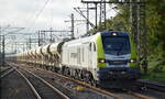 ITL - Eisenbahngesellschaft mbH, Dresden [D] mit  159 104-9  [NVR-Nummer: 90 80 2159 104-9 D-ITL] fährt mit Schüttgutwagenzug Richtung Hamburger Hafen am 25.08.21 Durchfahrt Bf.