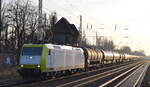 ITL - Eisenbahngesellschaft mbH, Dresden [D] mit  185 541-0  [NVR-Nummer: 91 80 6185 541-0 D-ITL] und Kesselwagenzug (leer) Richtung Stendell am 22.12.21 Berlin Buch.