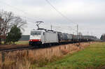 Mit einem Kesselwagenzug am Haken kam 186 136 der ITL am 17.12.21 in Radis auf dem Gegengleis zum stehen.