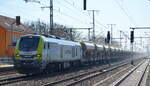 ITL - Eisenbahngesellschaft mbH, Dresden [D]  mit  159 101-5  [NVR-Nummer: 90 80 2159 101-5 D-ITL] und einem staubendem Schüttgutwagenzug mit Sand am 23.03.22 Durchfahrt Bf.