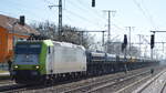 ITL - Eisenbahngesellschaft mbH, Dresden [D] mit  185 542-8  [NVR-Nummer: 91 80 6185 542-8 D-ITL] und einem Ganzzug Schüttgutkippwagen mit Kies beladen am 24.03.22 Durchfahrt Bf.