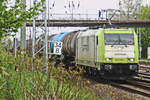 Captrain 185 598-0 mit einem Kesselzug durchfährt den Bahnhof Terminal 5 (Flughafen Schönefeld) am 05.