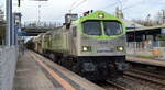 ITL Eisenbahngesellschaft mbH, Dresden mit  250 007-2  (NVR:  92 80 1250 007-2 D-ITL ) und einem Schüttgutwagenzug mit Sand befüllt am 03.11.22 Durchfahrt Bahnhof Berlin