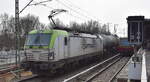 ITL - Eisenbahngesellschaft mbH, Dresden [D] mit ihrer  193 896-8  [NVR-Nummer: 91 80 6193 896-8 D-ITL] und einem Kesselwagenzug (leer) Richtung Stendell am 23.02.23 Berlin Buch.