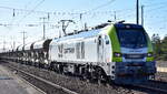 ITL - Eisenbahngesellschaft mbH, Dresden [D] mit der Eurodual Lok  159 101-5  [NVR-Nummer: 90 80 2159 101-5 D-ITL] und einem Schüttgutwagenzug mit Kies + Sand beladen am 28.02.23 Durchfahrt