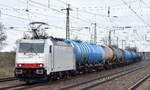 ITL - Eisenbahngesellschaft mbH, Dresden [D] mit der Akiem Lok  E 186 138  [NVR-Nummer: 91 80 6186 138-4 D-ITL] und einem Kesselwagenzug am 29.03.23 Durchfahrt Bahnhof Saarmund.