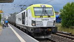 ITL - Eisenbahngesellschaft mbH, Dresden [D] mit ihrer Vectron Dual  248 010-1  [NVR-Nummer: 90 80 2248 010-1 D-ITL] und einem KLV-Zug am 06.06.23 Durchfahrt Bahnhof Lutherstadt Wittenberg Piesteritz.