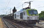 ITL - Eisenbahngesellschaft mbH, Dresden [D]  mit ihrer Vectron Dual Lok  248 031-7  [NVR-Nummer: 90 80 2248 031-7 D-ITL] und einem Ganzzug firmeneignen Schüttgutwagen mit Schwenkdach am 15.06.23