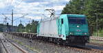 ITL - Eisenbahngesellschaft mbH, Dresden [D] mit ihrer  185 633-5  [NVR-Nummer: 91 80 6185 633-5 D-ITL] und einem fast leeren Containerzug am 28.06.23 Höhe Bahnhof Glöwen.