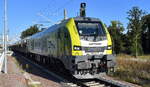 ITL - Eisenbahngesellschaft mbH, Dresden [D] mit ihrer  159 102-3  [NVR-Nummer: 90 80 2159 102-3 D-ITL] und einem Schüttgutwagenzug fuhr am 28.09.23 durch den Bahnhof Meinsdorf, um dahinter die