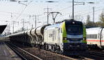 ITL - Eisenbahngesellschaft mbH, Dresden [D] mit ihrer  159 104-9  [NVR-Nummer: 90 80 2159 104-9 D-ITL] und einem Schüttgutwagenzug am 22.11.23 Höhe Bahnhof Flughafen BER Terminal 5.
