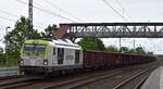 ITL - Eisenbahngesellschaft mbH, Dresden [D] mit ihrer Vectron Dual Lok  248 031-7  [NVR-Nummer: 90 80 2248 031-7 D-ITL] und einem Ganzzug Hochbordwagen mit staubiger Befüllung am 07.05.24 Höhe Bahnhof Saarmund.