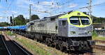 ITL Eisenbahngesellschaft mbH, Dresden mit ihrem Tiger  250 007-2  (NVR:  92 80 1250 007-2 D-ITL ) mit einem Ganzzug Drehgestell-Flachwagen kommt von der Gleisbaustelle der Berliner S-Bahn Höhe Bahnhof Königs-Wusterhausen, 29.07.24