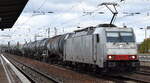 ITL - Eisenbahngesellschaft mbH, Dresden [D] mit der Akiem Lok  E 186 138  [NVR-Nummer: 91 80 6186 138-4 D-ITL] und einem Kesselwagenzug (Dieselkraftstoff) am 18.11.24 Höhe Bahnhof