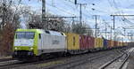 ITL - Eisenbahngesellschaft mbH, Dresden [D] mit ihrer  152 196-2  [NVR-Nummer: 91 80 6152 196-2 D-ITL] und einem Containerzug am 19.12.24 Höhe Bahnhof Golm.