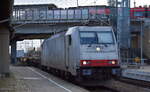 ITL - Eisenbahngesellschaft mbH, Dresden [D] mit der Akiem Lok  E 186 138  [NVR-Nummer: 91 80 6186 138-4 D-ITL] und einem Containerzug am 08.01.25 Durchfahrt Bahnhof Falkenberg (Elster).