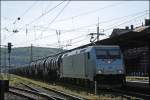 185 562 der ITL durchfhrt mit einem Umleiterzug(?) den Bahnhof Letmathe mit einem Kesselzug Richtung Siegen. Seit April gehrt die ITL zu 75% der SNCF. (08.05.2008) 
