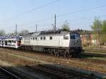 W 232.04 durchfhrt mit einem Zug voller Autos den Magdeburger Hauptbahnhof.