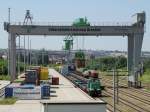 106 010 der ITL wartet im Container-Terminal in Dresden-Friedrichstadt darauf, dass ihr Zug beladen wird.