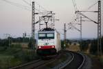 186 138 der ITL mit einem sehr kurzen Containerzug (daher nicht wirklich zu sehen) kurz vor dem B Jessen, 06.08.09