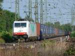 ITL 186 142 zieht am spten Montagnachmittag einen langen Containerzug durch Kln-Gremberg.