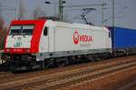 185 650-9 der (ITL/VEOLIA) mit einem Containerzug. Wartet auf die Ausfahrt aus dem Bahnhof Berlin Schnefeld. 09.03.2010