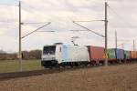 Gestern fuhr sie in Richtung Osten, heute in Richtung Westen. 185 677-2 (Railpool/ITL) mit einem Containerzug zwischen Magdeburg und Niederndodeleben unterhalb der Autobahnbrcke der A14. Fotografiert am 01.04.2010. 