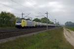 ES 64 F4 - 203 (189 203-3) mit einem Containerzug bestehen aus Flssigkeit und einigen Festcontainer zwischen Growudicke und Rathenow. 22.05.2010