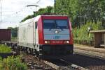 185 598-0 zieht ihren Containerzug nach einem kurzem berhol-Halt aus dem dafr vorgesehenen Gleis in Radbruch.