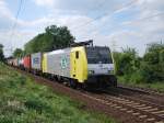 ES64 F4 - 203 (189 203-3) ITL fhrt am 21.08.2010 mit einem Containerzug auf der Gterbahn Hannover Richtung Lehrte.